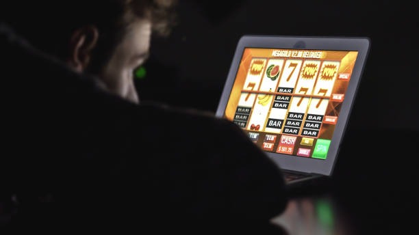 slot128 live-dealer tables and slot games on mobile screen